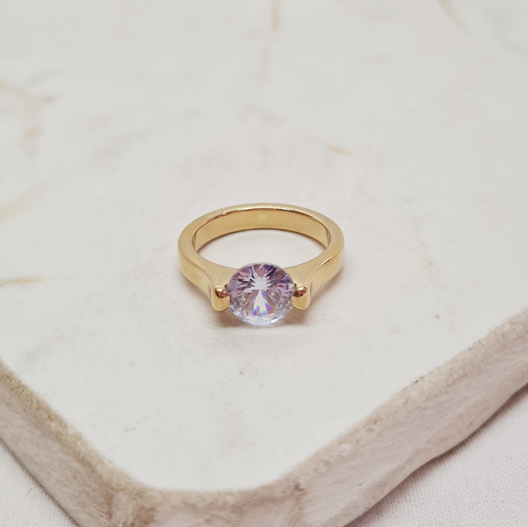 Imagen de producto ANILLO ACERO DORADO CINTILLO PLANO CON CUBIC TRANSPARENTE