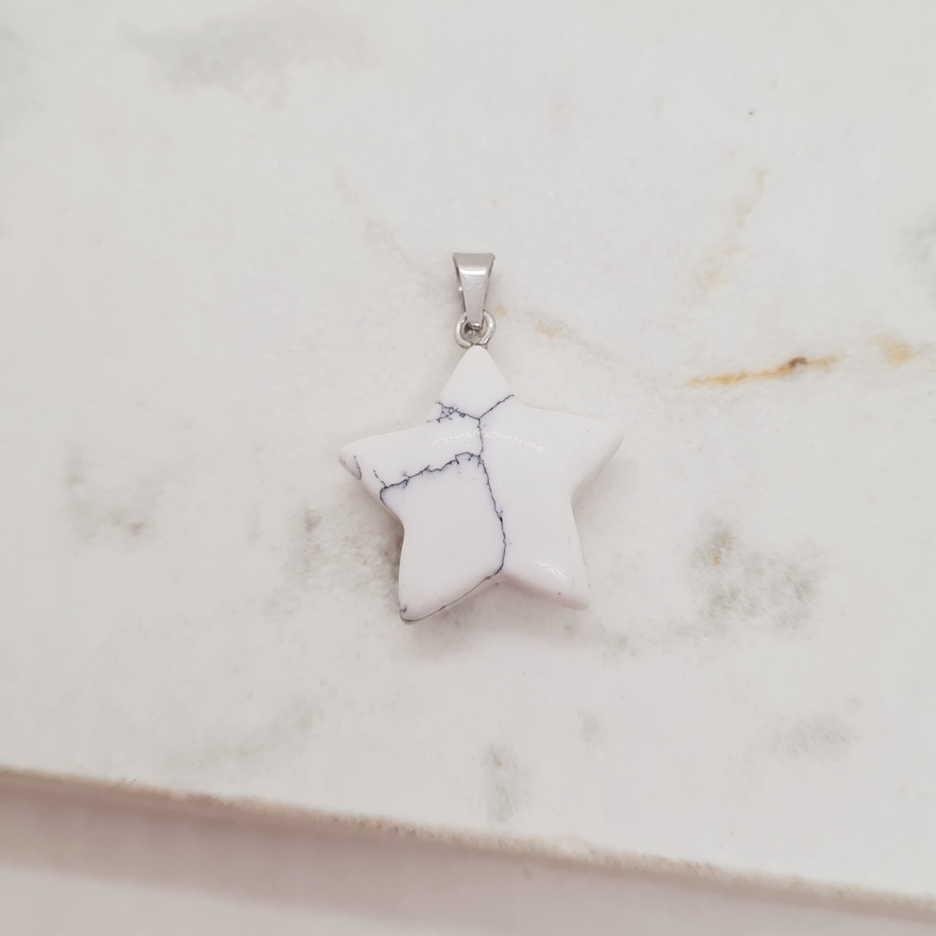 Imagen de producto DIJE DE PIEDRA HOWLITA - ESTRELLA