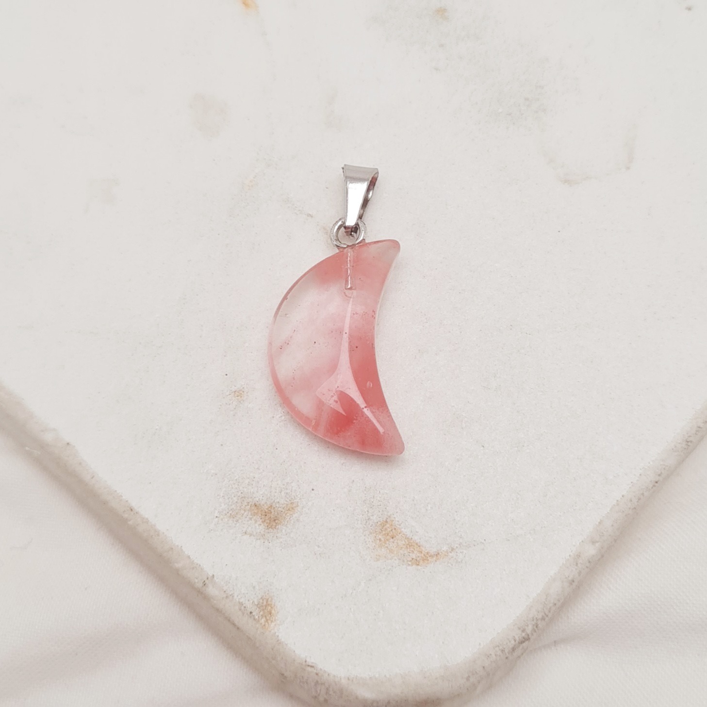 Imagen de producto DIJE DE PIEDRA CUARZO FRAMBUESA - LUNA