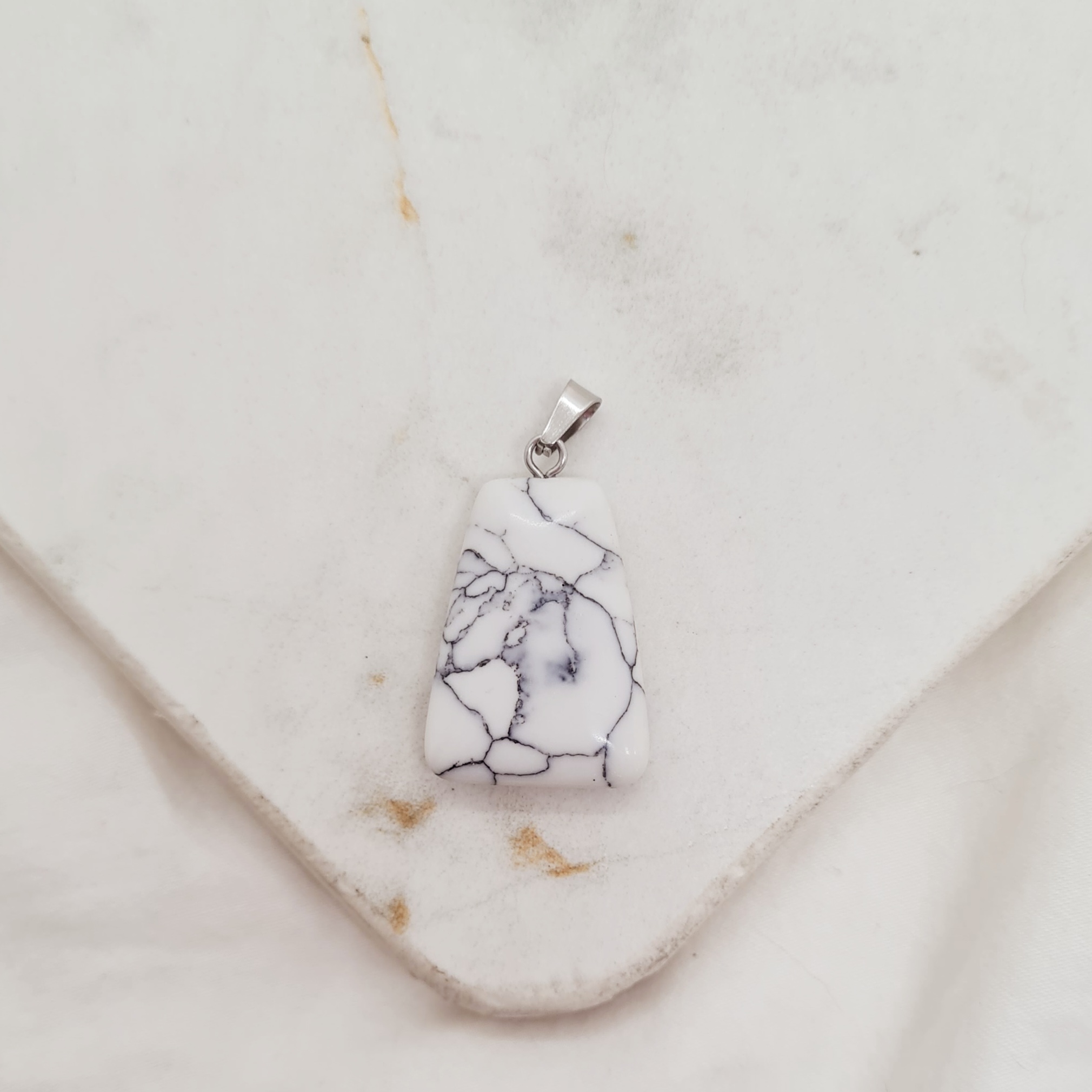 Imagen de producto DIJE DE PIEDRA HOWLITA - TRIANGULO