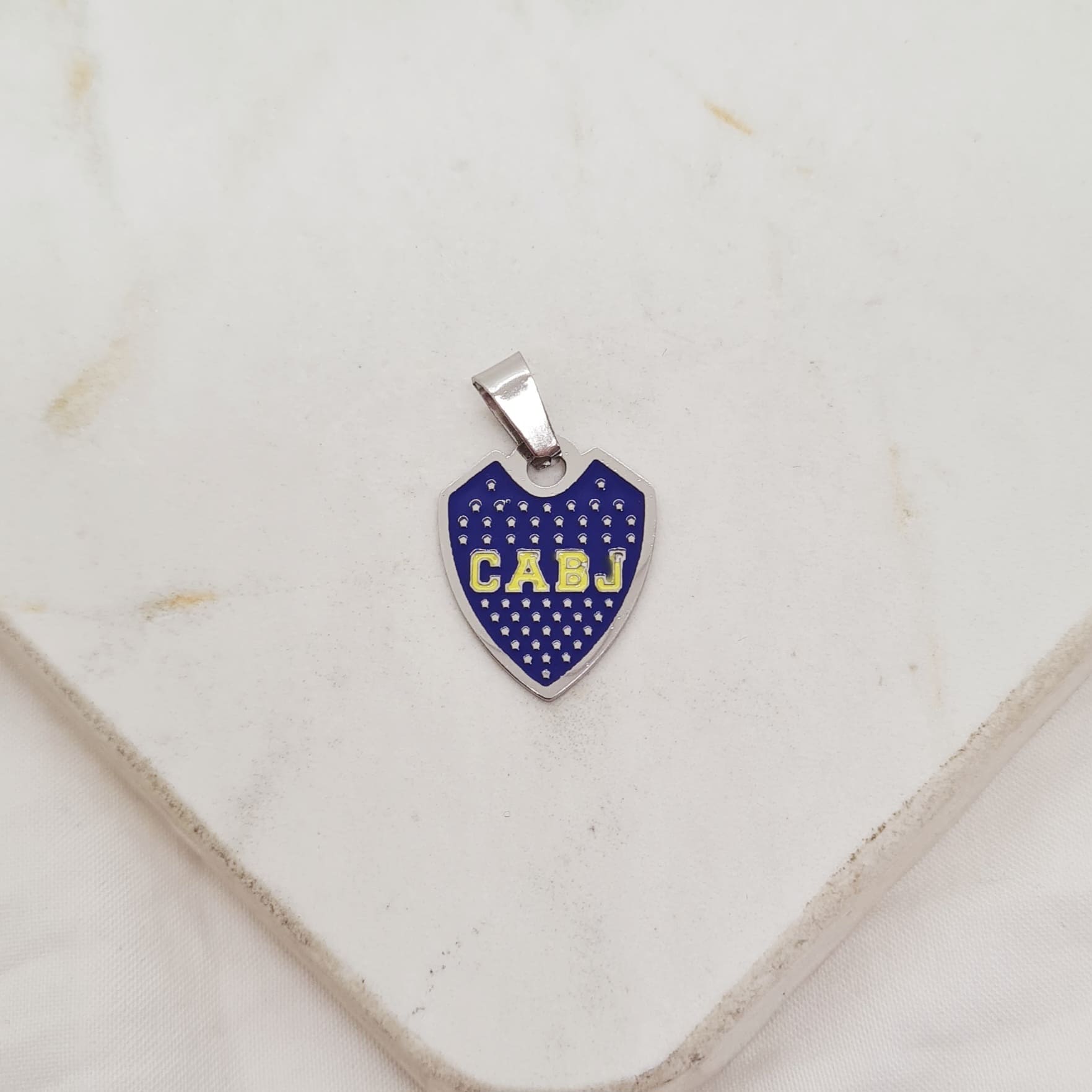 Imagen de producto DIJE ESCUDO DE BOCA ESMALTADO