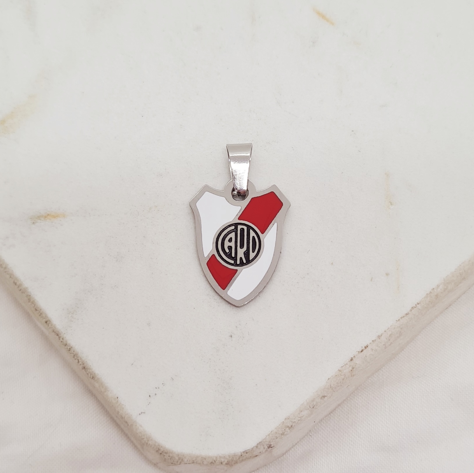 Imagen de producto DIJE DE RIVER ESMALTADO CHICO