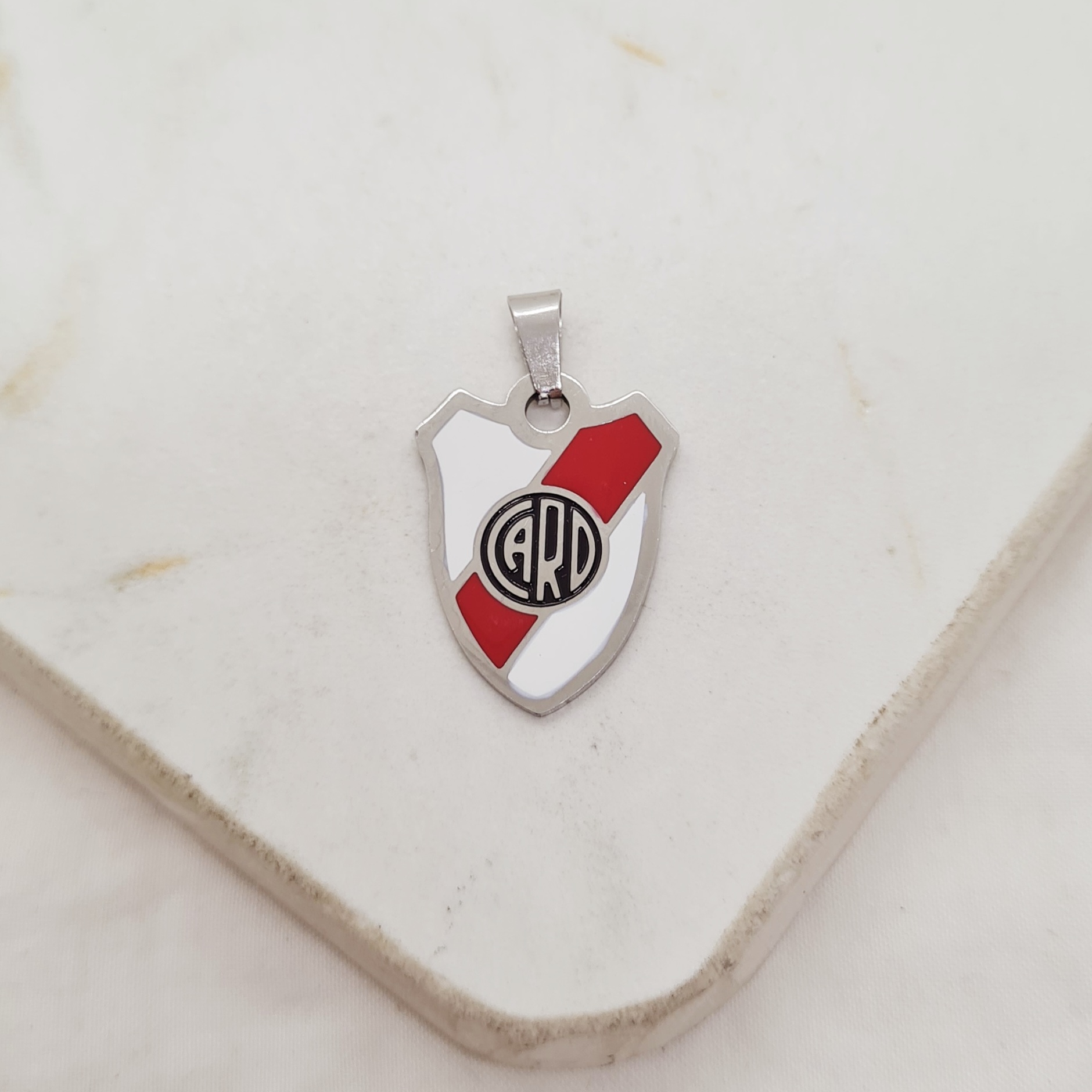 Imagen de producto DIJE DE RIVER ESMALTADO MEDIANO