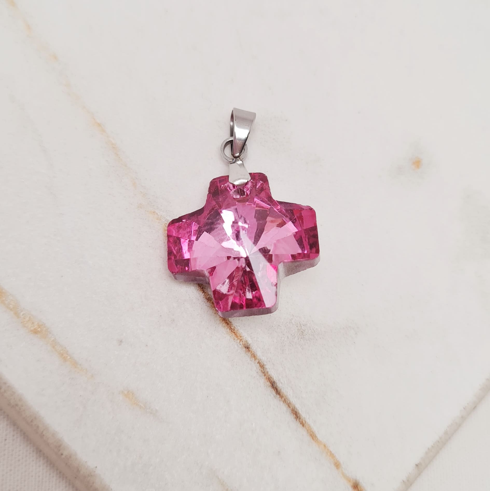 Imagen de producto DIJE DE CRISTAL - CRUZ ROSA