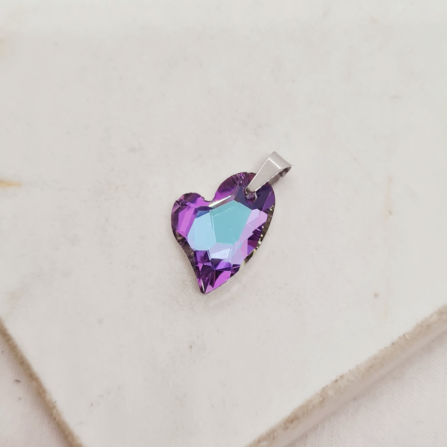 Imagen de producto DIJE DE CRISTAL CHICO - CORAZON CURVO TORNASOL VIOLETA
