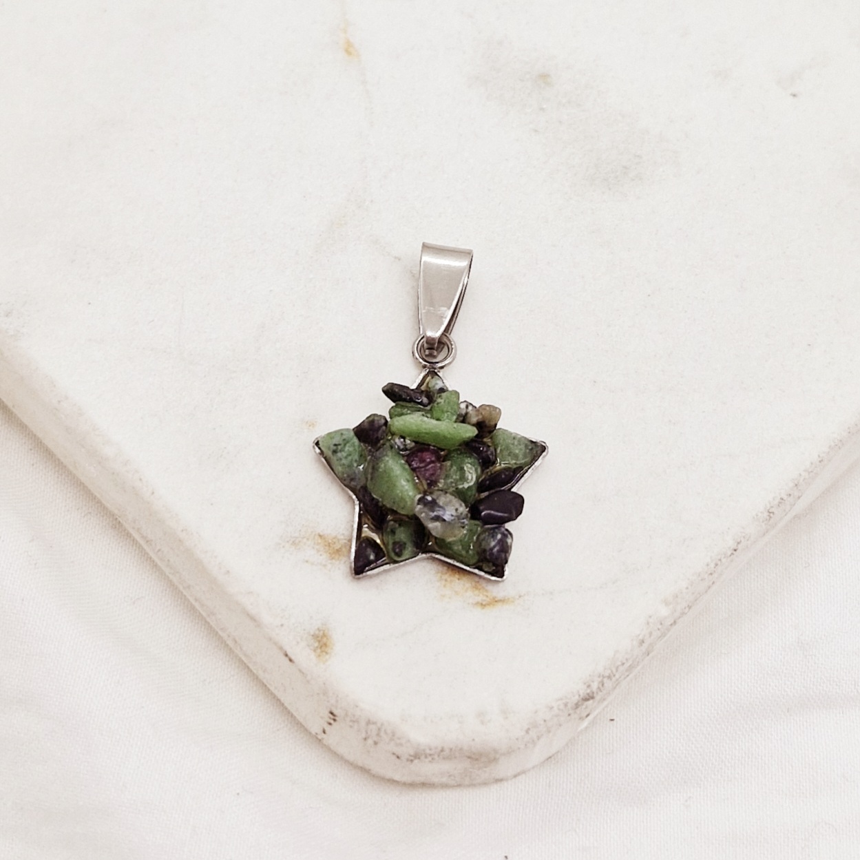 Imagen de producto DIJE ESTRELLA CON ESCALLAS DE PIEDRA - CUARZO VERDE