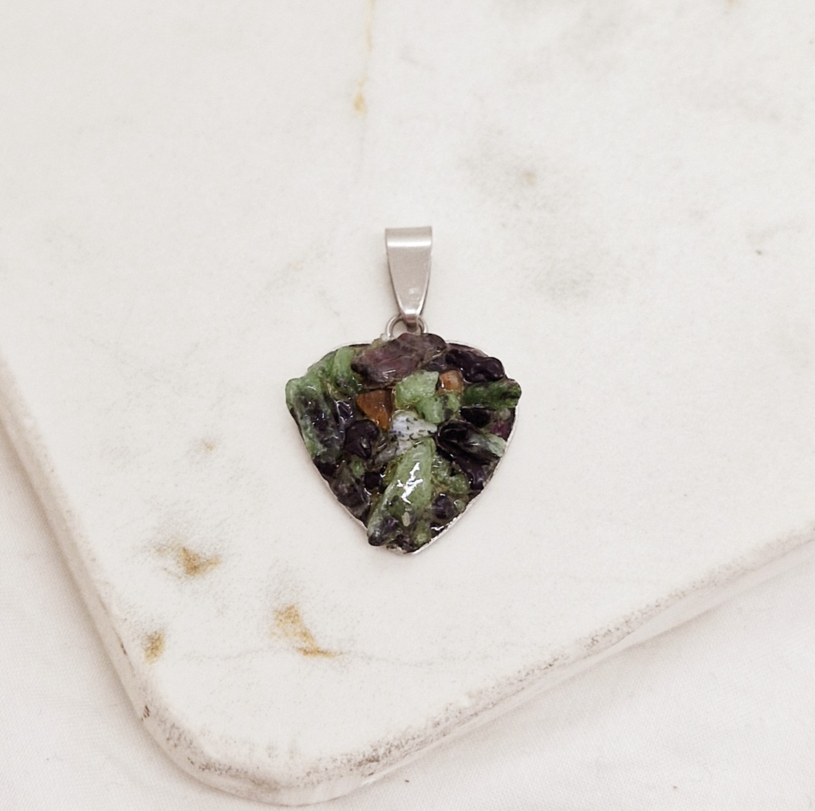 Imagen de producto DIJE CORAZON CON ESCALLAS DE PIEDRA - CUARZO VERDE