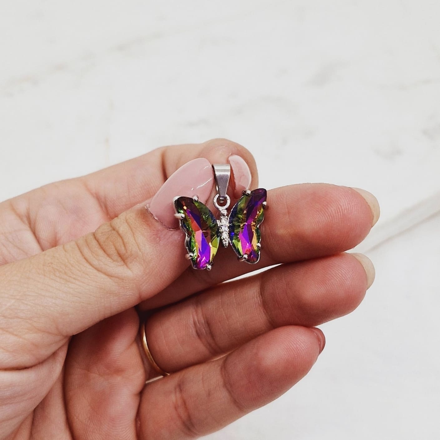 Imagen de producto DIJE MARIPOSA DE CRISTAL ENGARZADA - TORNASOL OSCURO