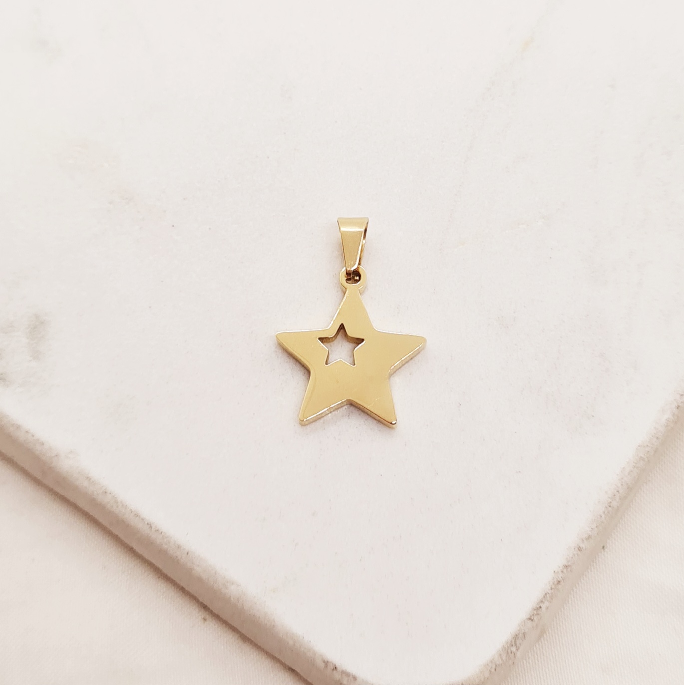 Imagen de producto DIJE ACERO DORADO MACIZO - ESTRELLA CON ESTRELLA CALADA