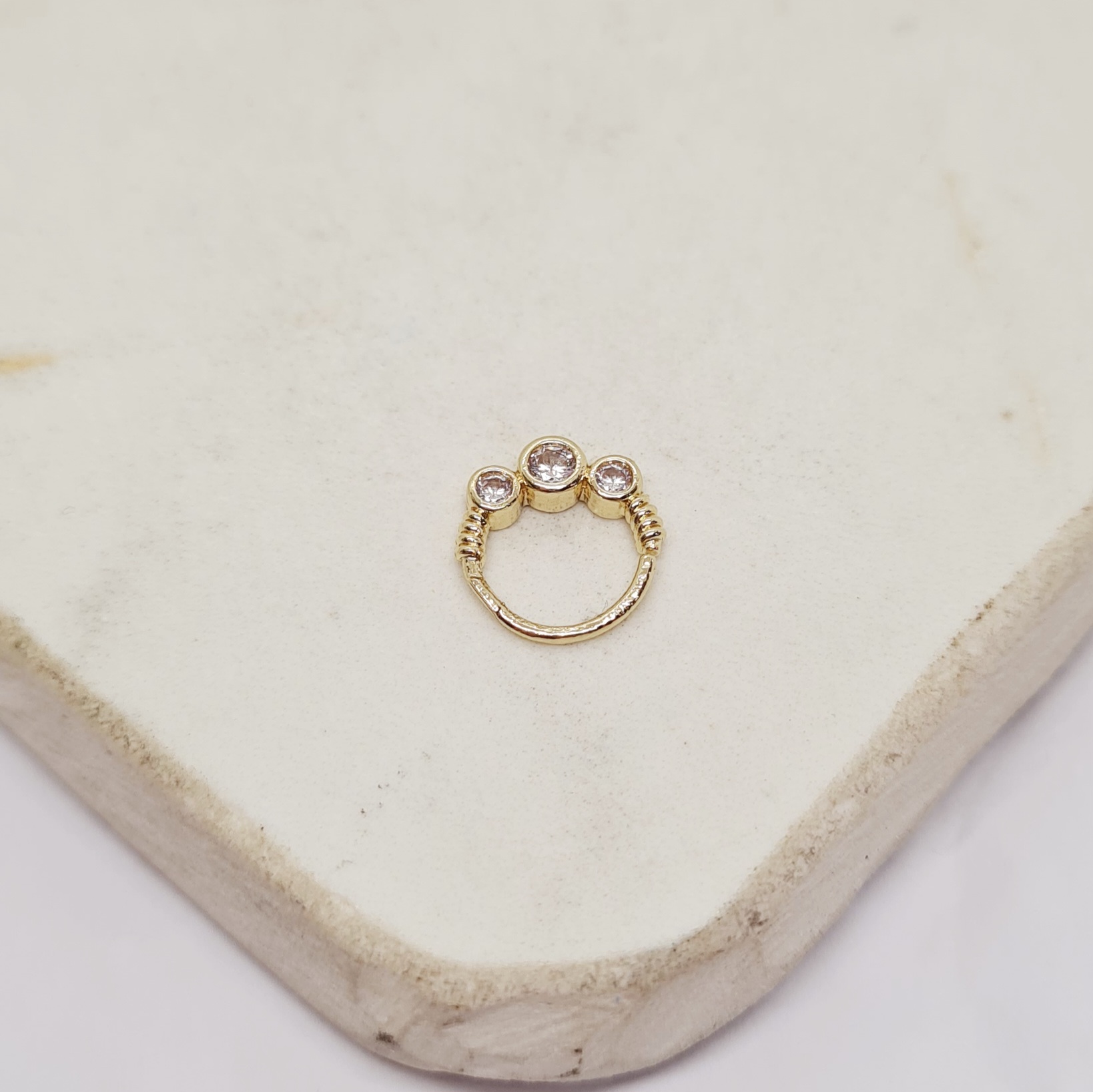 Imagen de producto PIERCING ACERO DORADO SIN FIN TRIPLE STRASS BLANCO