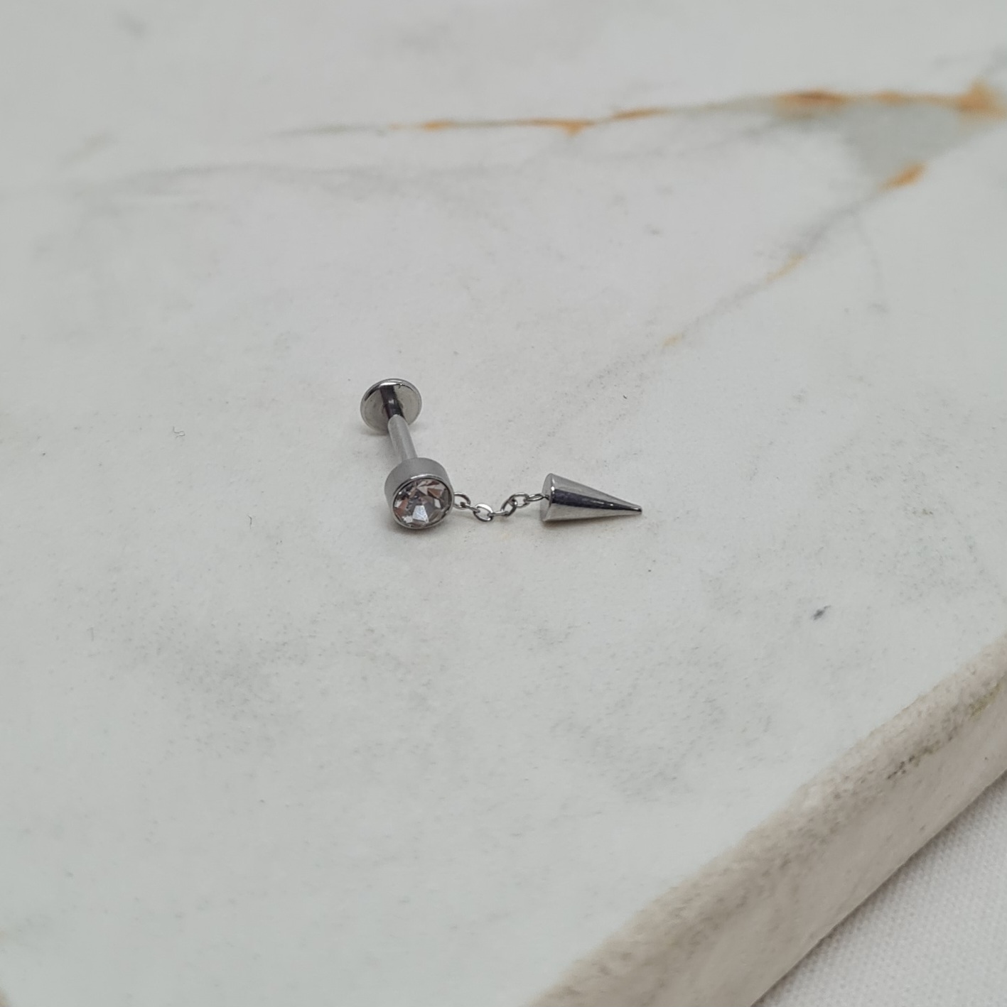 Imagen de producto PIERCING LABRET CON PUNTA COLGANTE
