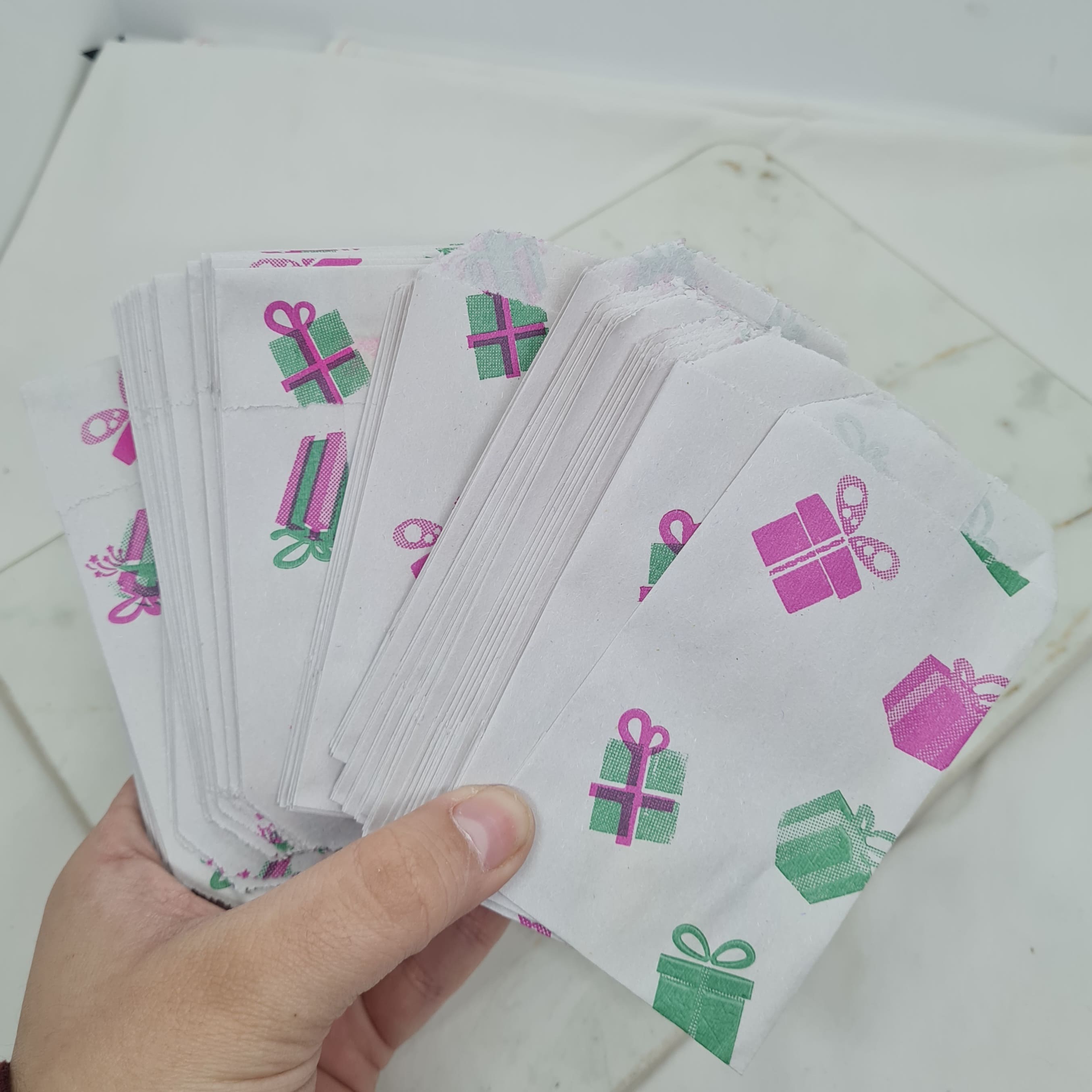 Imagen de producto BOLSAS DE PAPEL X100 UNIDADES - REGALOS VERDES Y VIOLETAS