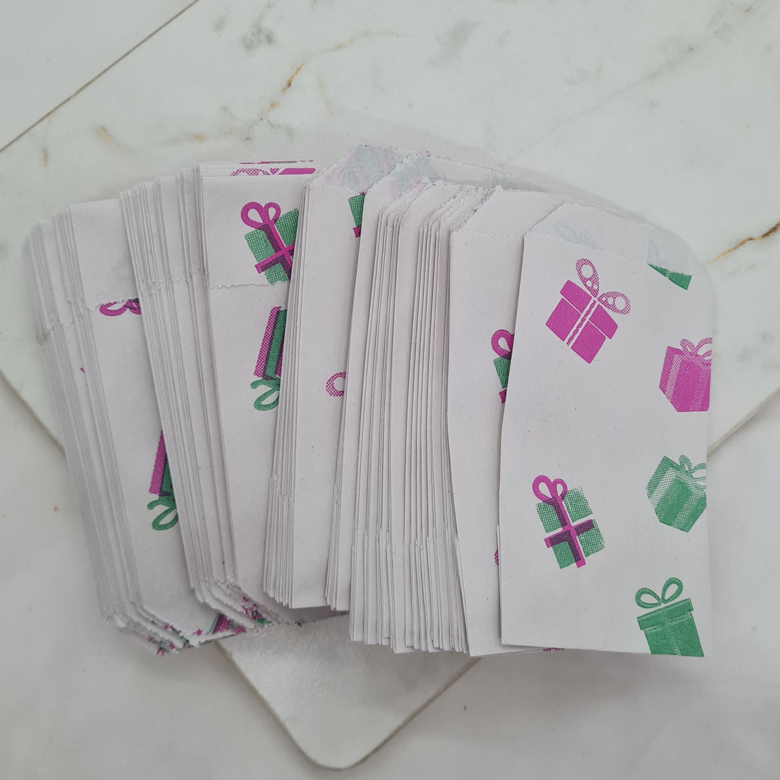 Imagen de producto BOLSAS DE PAPEL X100 UNIDADES - REGALOS VERDES Y VIOLETAS