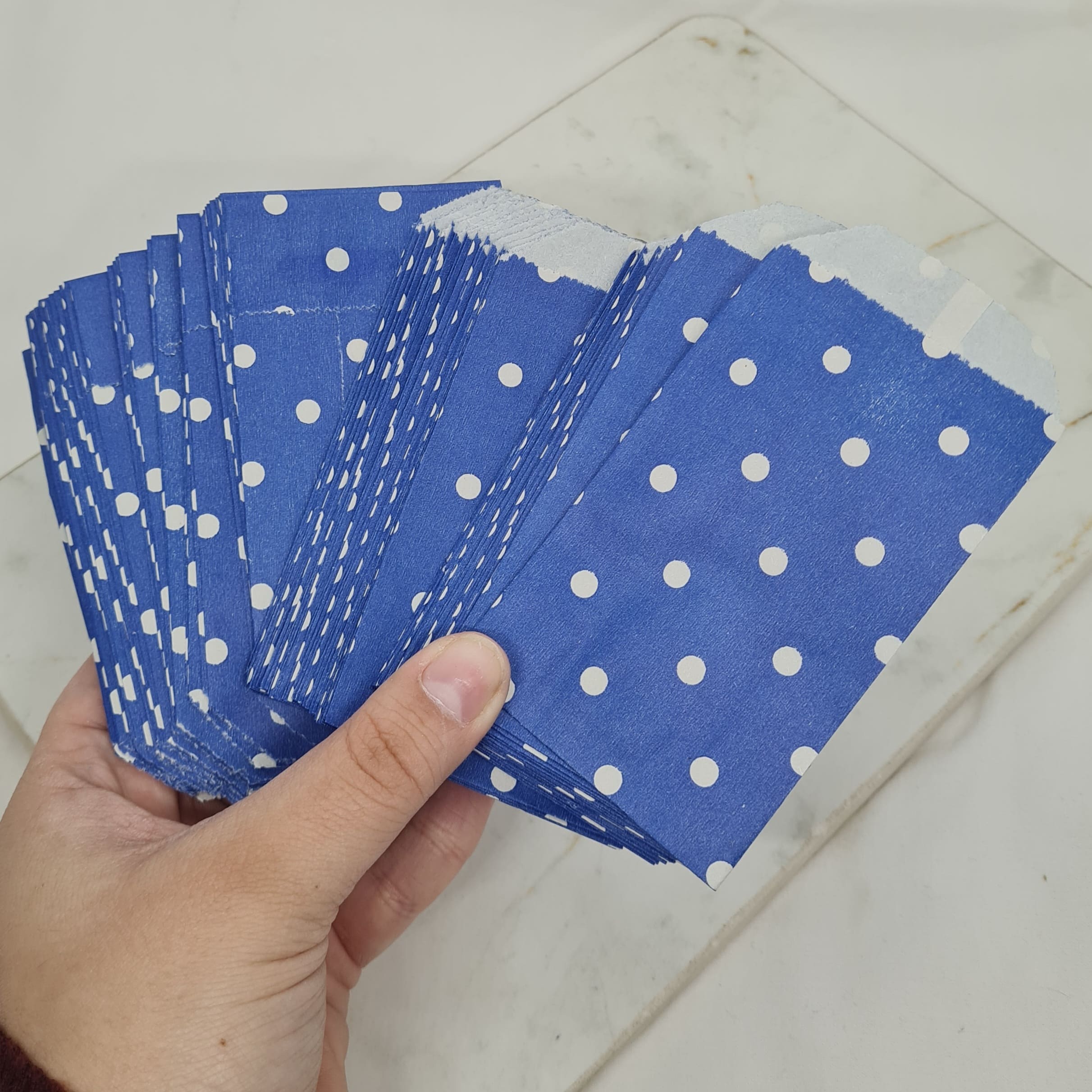 Imagen de producto BOLSAS DE PAPEL X100 UNIDADES - AZUL LUNARES BLANCOS