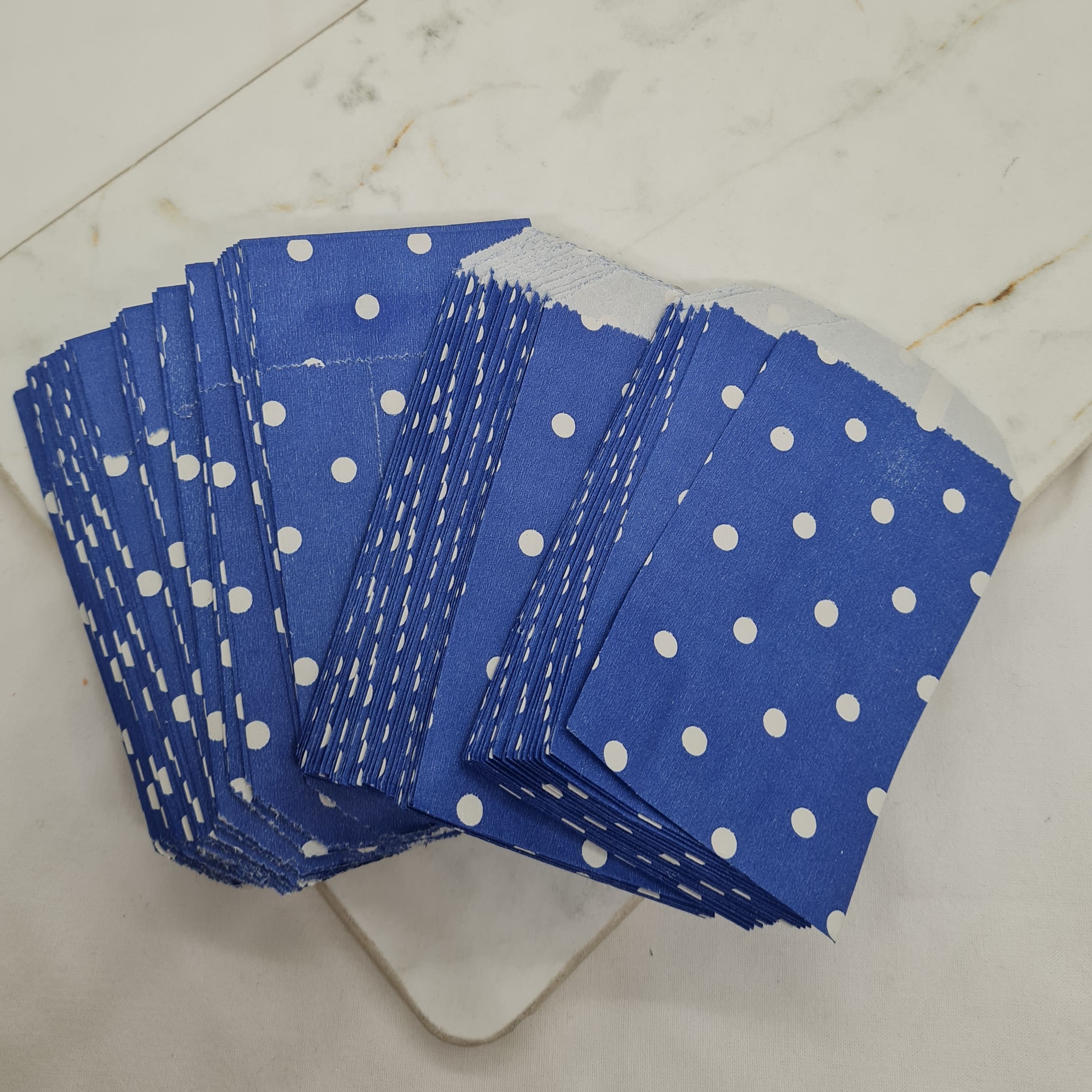 Imagen de producto BOLSAS DE PAPEL X100 UNIDADES - AZUL LUNARES BLANCOS